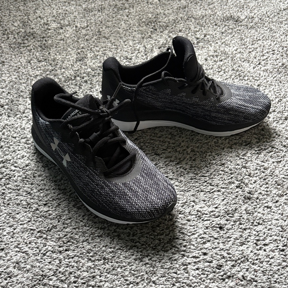Under Armour woman’s Black & Gray Lightweight Athletic Trainers